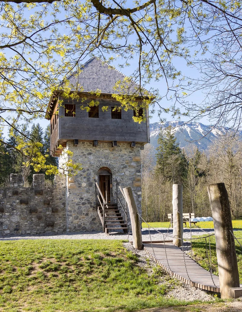 Verkleinerte Nachbildung einer Burganlage des 13. Jahrhunderts auf dem Ritterspielplatz in Pfronten