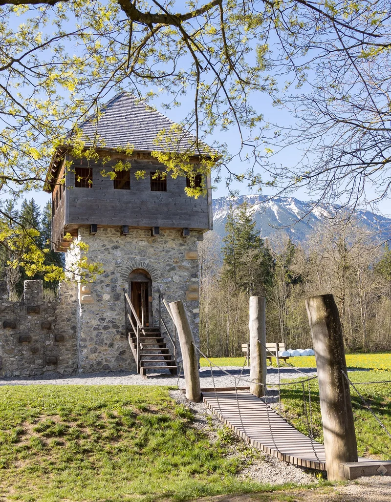 Verkleinerte Nachbildung einer Burganlage des 13. Jahrhunderts auf dem Ritterspielplatz in Pfronten