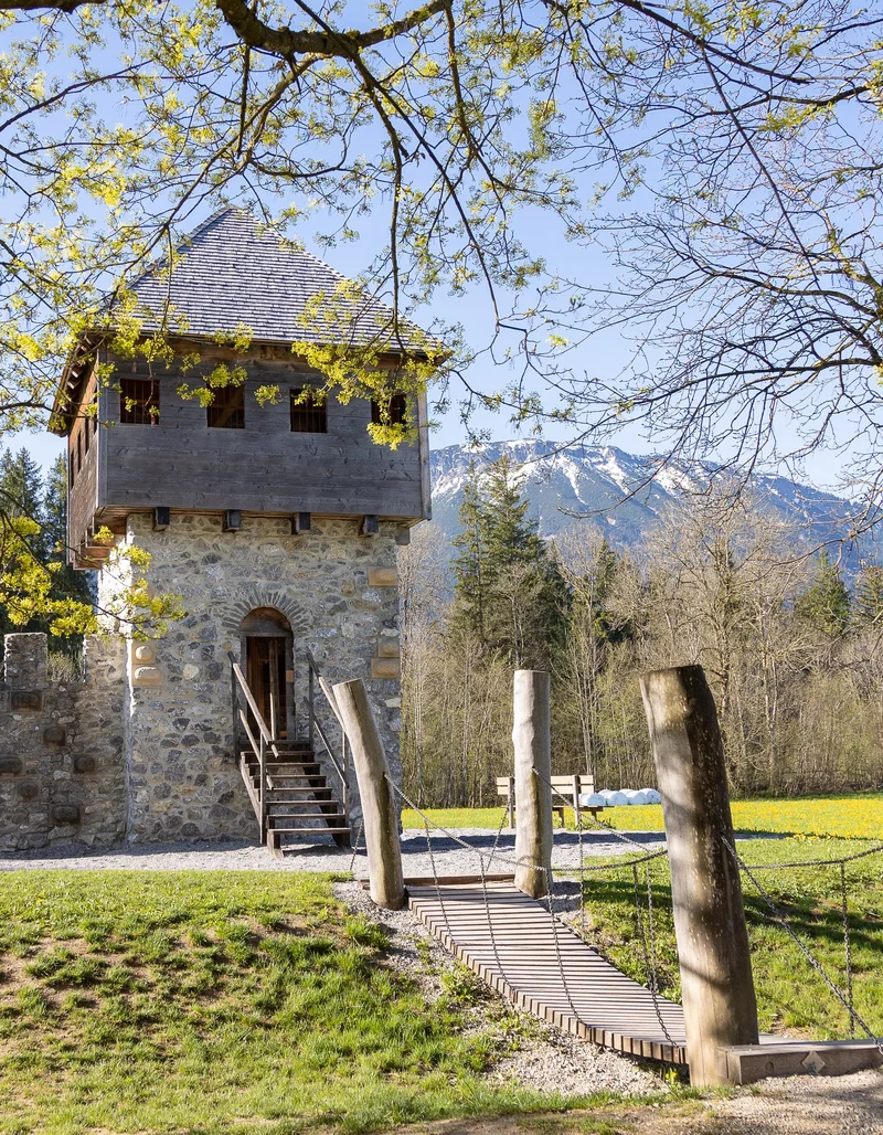 Verkleinerte Nachbildung einer Burganlage des 13. Jahrhunderts auf dem Ritterspielplatz in Pfronten