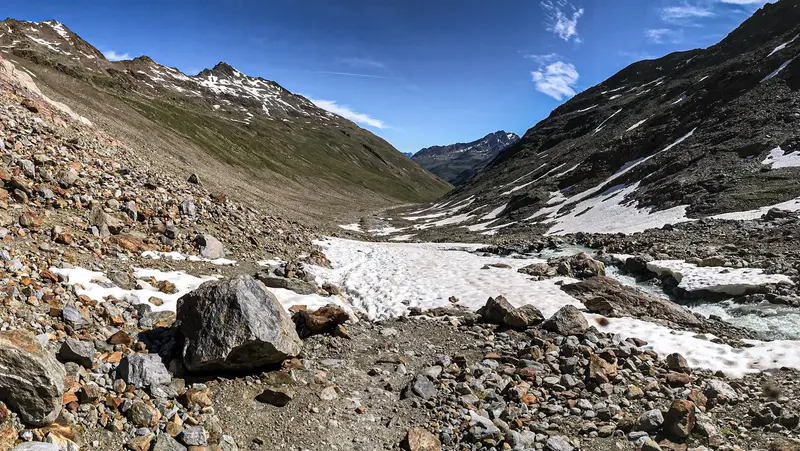 Eine felsige Berglandschaft.