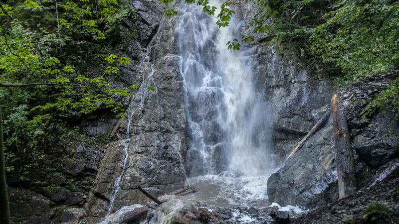 Wasserfall bei der Höllschlucht