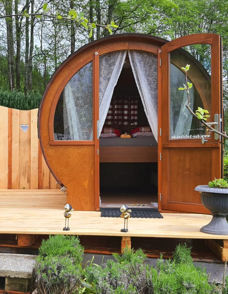 Schlafmöglichkeit in einem urigen Schlummerfass aus Holz.