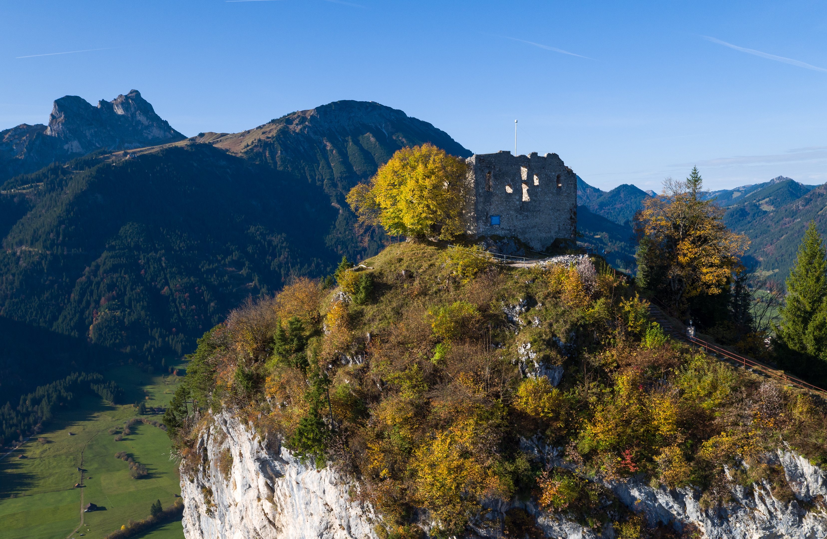 Blick auf die Burgruine Falkenstein oberhalb von Pfronten im Allgäu.
