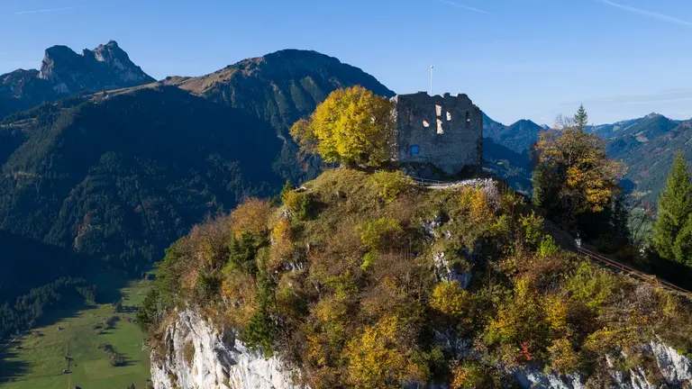 Blick auf die Burgruine Falkenstein oberhalb von Pfronten im Allgäu.