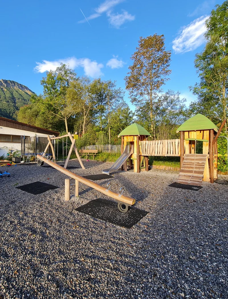Der Spielplatz am Campingplatz in Pfronten mit verschiedenen Spielgeräten.