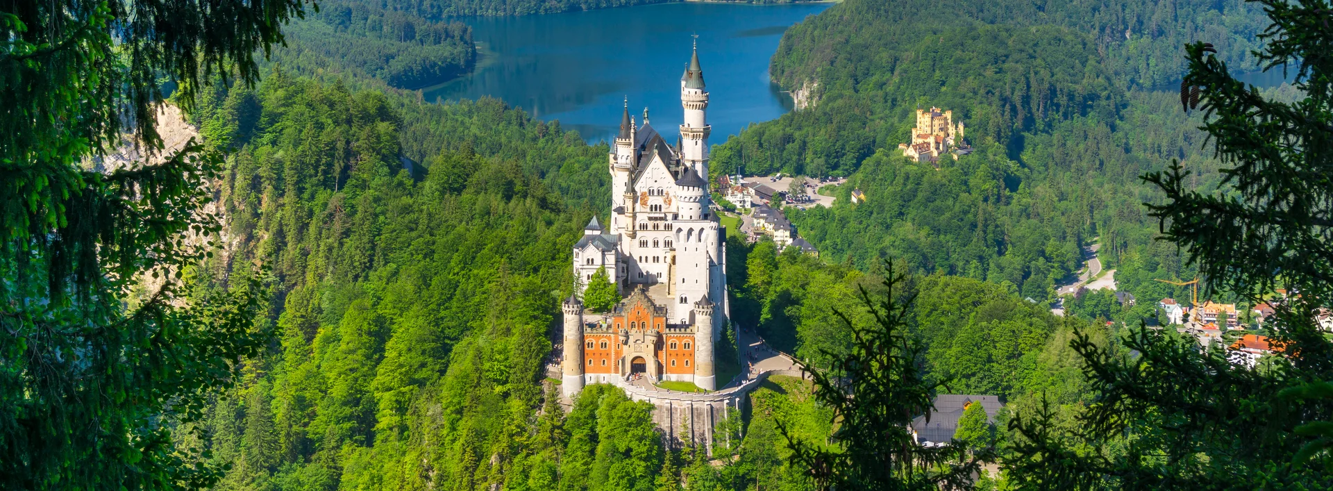 Blick auf das Schloss Neuschwanstein im Sommer. 