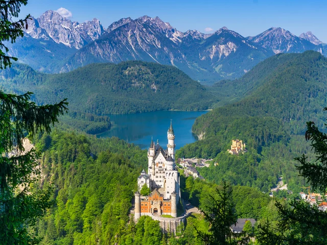Blick auf das Schloss Neuschwanstein im Sommer. 
