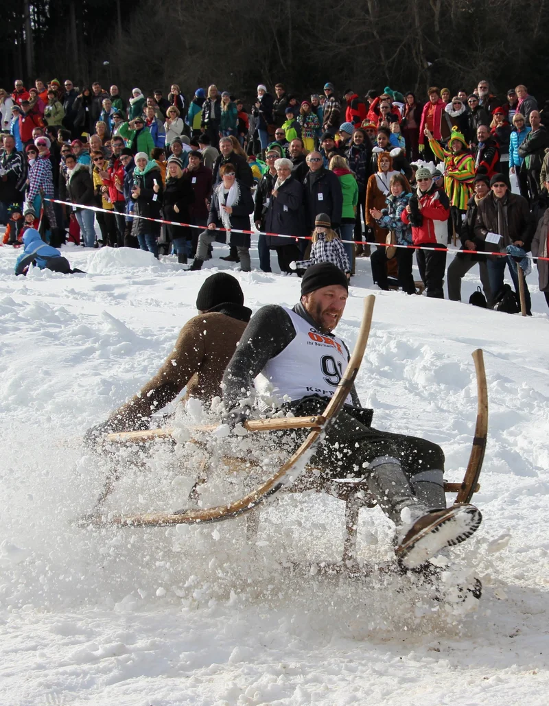 Pfrontener Schalenggen auf dem Weg ins Ziel, im Hintergrund sind viele Zuschauer.