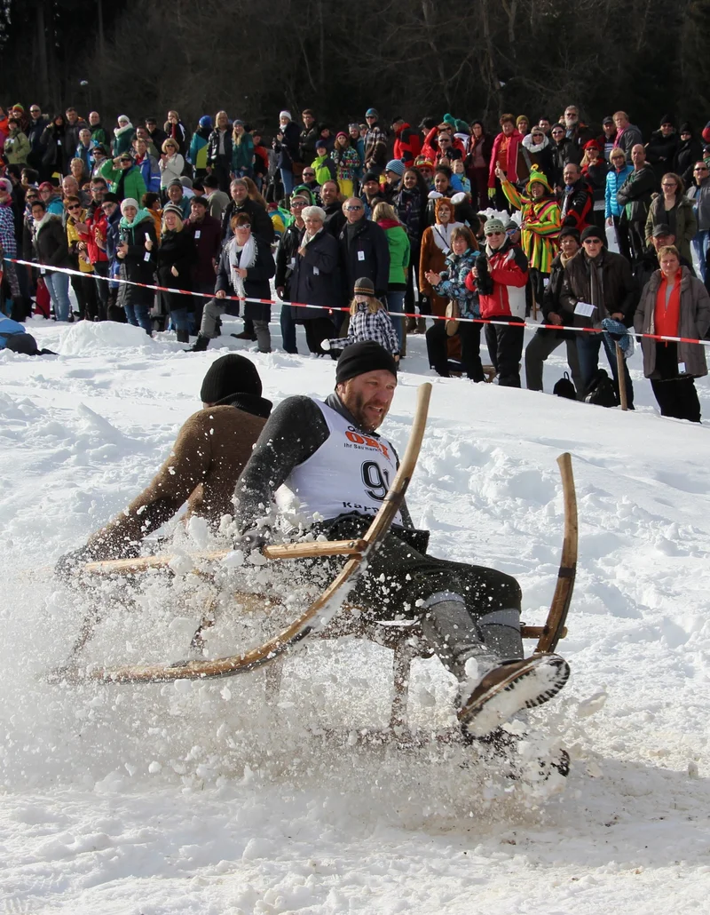 Pfrontener Schalenggen auf dem Weg ins Ziel, im Hintergrund sind viele Zuschauer.