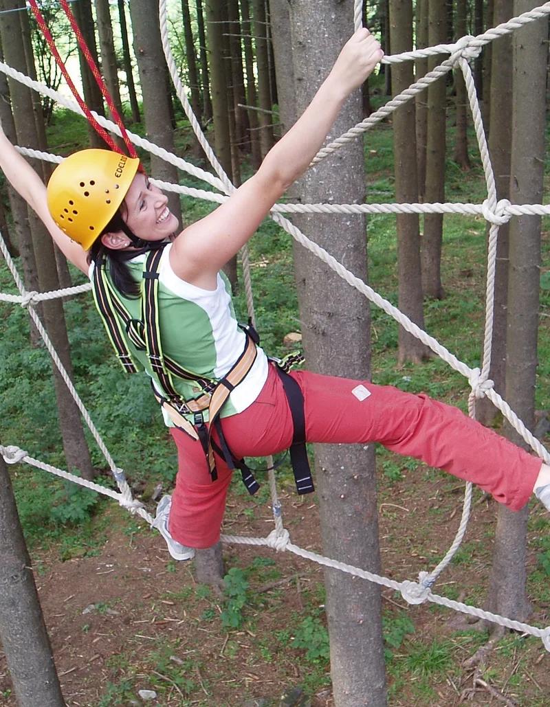 Eine Kletterin im Waldseilgarten Pfronten.