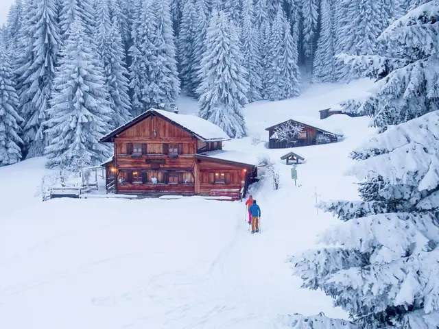 Die Gundhütte in den verschneiten Allgäuer Bergen bei Pfronten im Allgäu 
