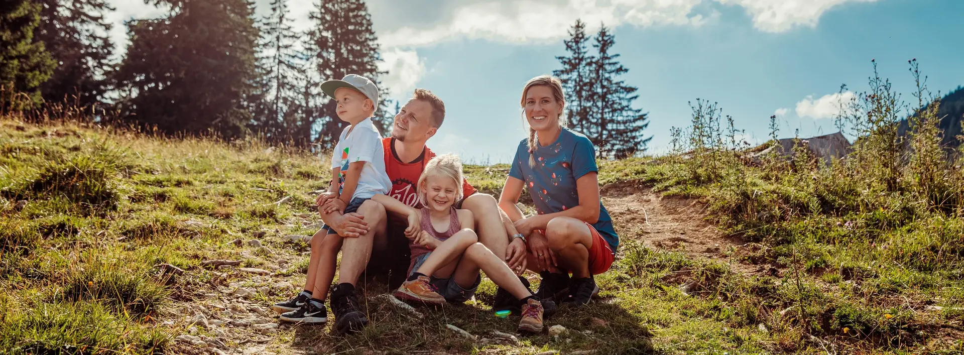 Eine Familie auf einer sonnigen Bergwiese.