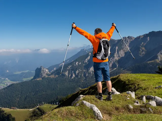 Ein Wanderer steht vor einer beeindruckenden Bergkulisse.