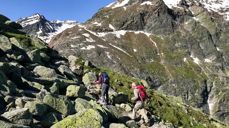 Zwei Wanderer auf abenteuerlichen Wegen mit toller Bergkulisse.