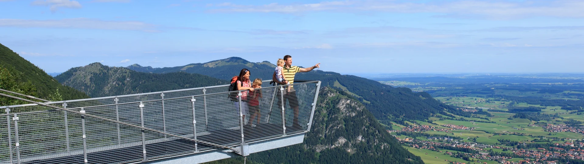 Aussichtssteg am Breitenberg mit weitem Blick über Pfronten im Allgäu.