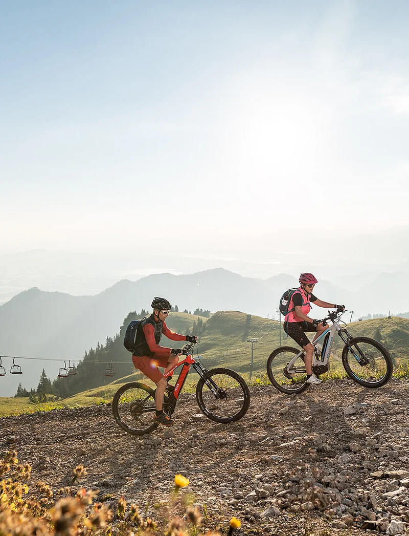E-Bike Touren in die Berge in Pfronten im Allgäu Radfahrer mit E-Bikes auf einem tollen Weg in einer beeindruckenden Berglandschaft.