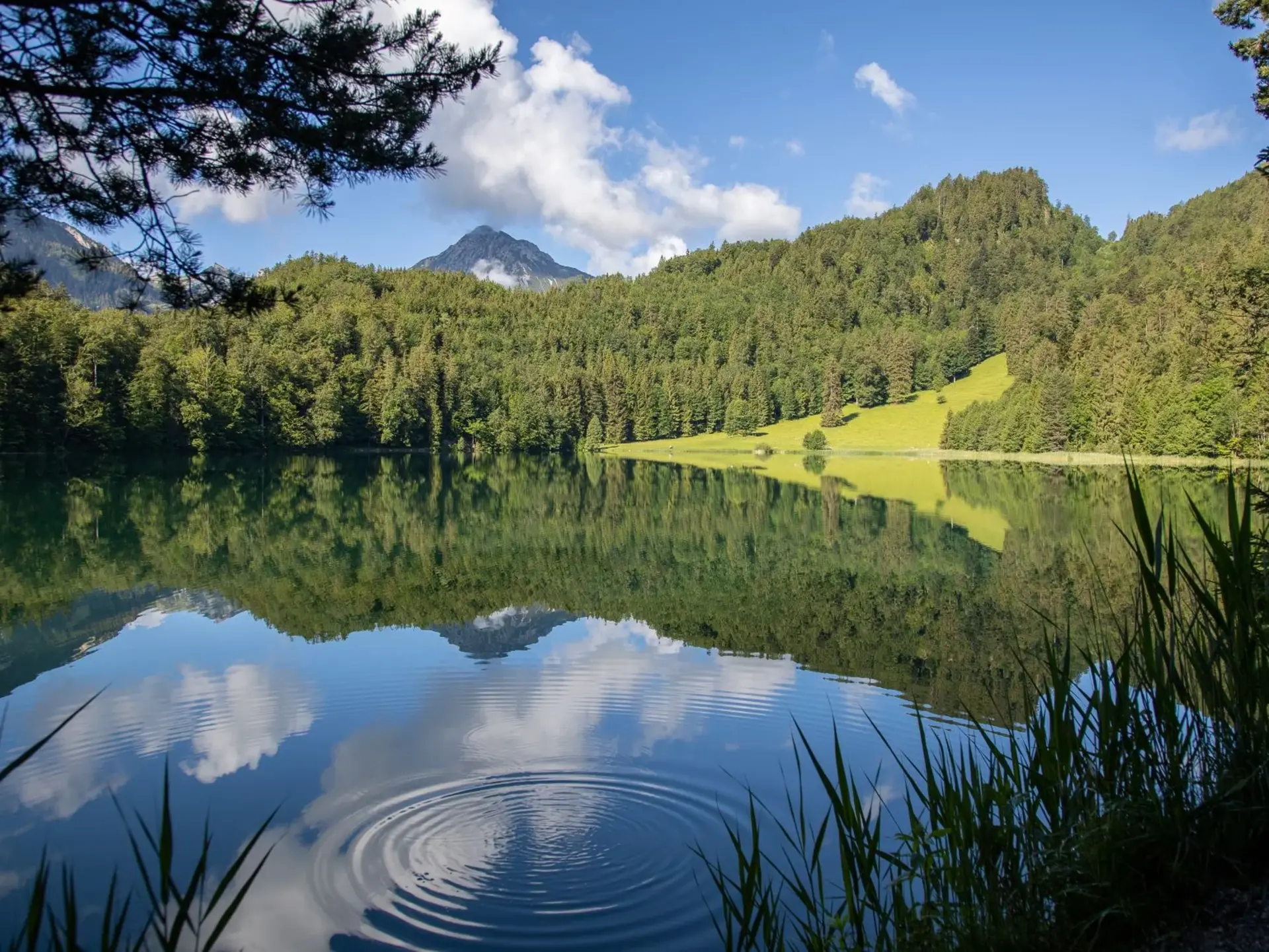 Wunderschöner Bergsee Alatsee mit kristallklarem Wasser in einer traumhaften Alpenkulisse.