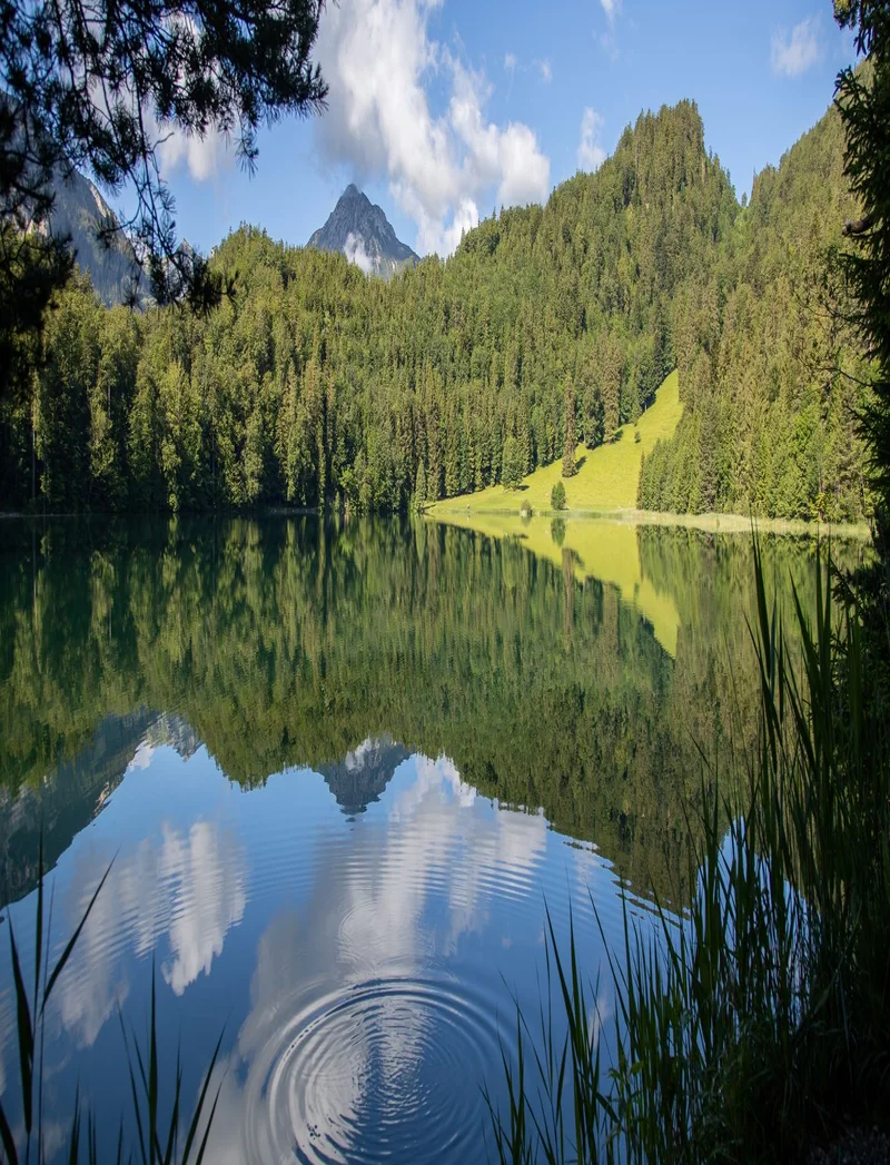 Wunderschöner Bergsee Alatsee mit kristallklarem Wasser in einer traumhaften Alpenkulisse.