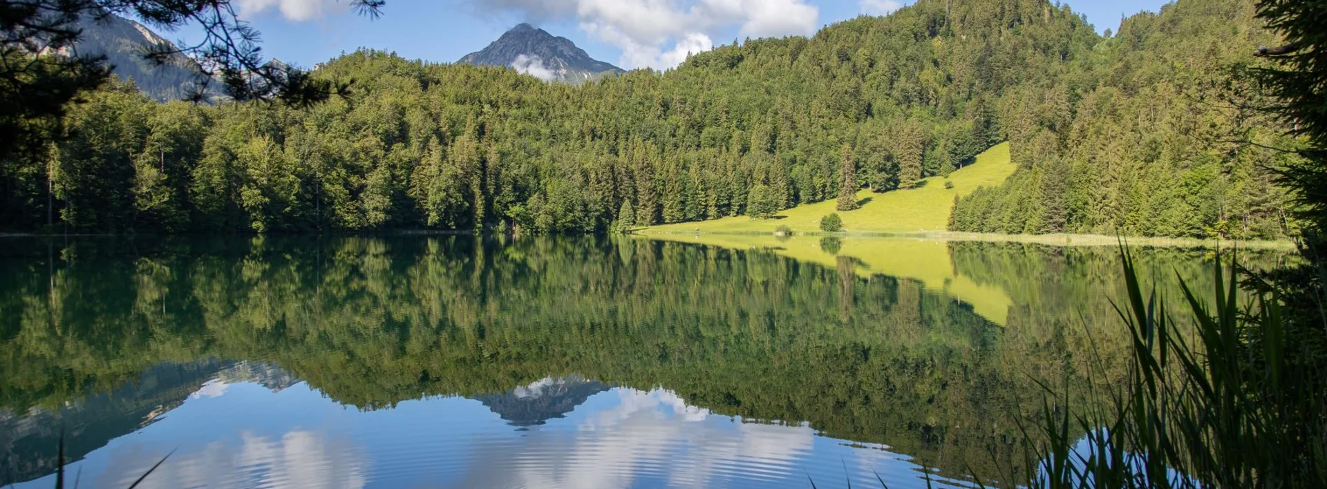 Wunderschöner Bergsee Alatsee mit kristallklarem Wasser in einer traumhaften Alpenkulisse.
