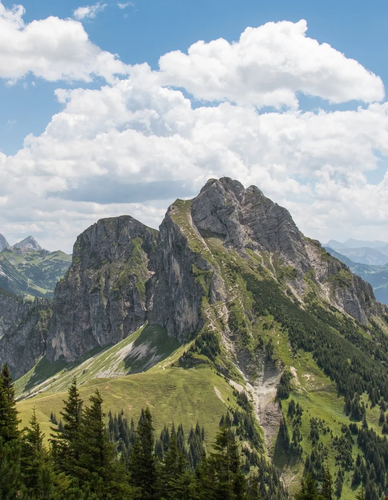 Sonniger Panoramablick auf die beeindruckende Berglandschaft.