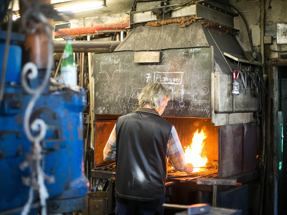 Ein Schmied bei der Arbeit in Pfronten.