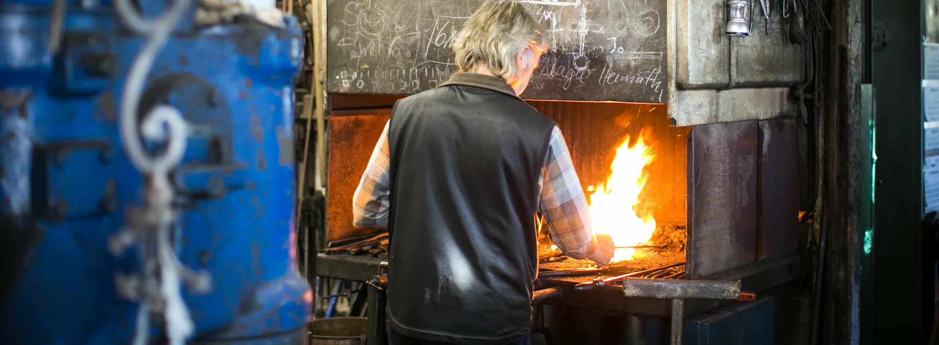 Ein Schmied bei der Arbeit in Pfronten.