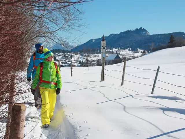 Winterwanderung mit Blick auf die Pfrontener Kirche St. Nikolaus