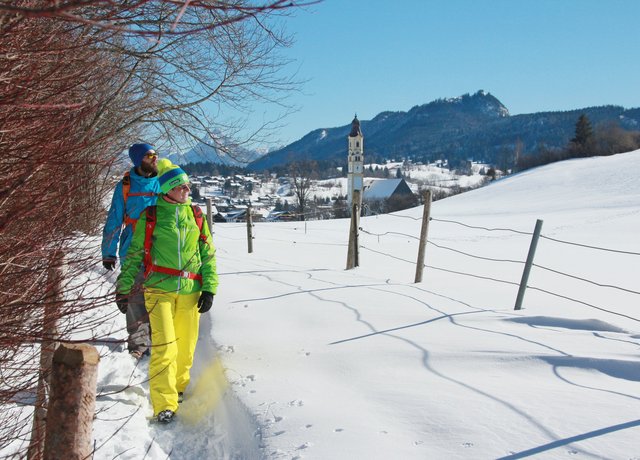 Winterwanderung mit Blick auf die Pfrontener Kirche St. Nikolaus