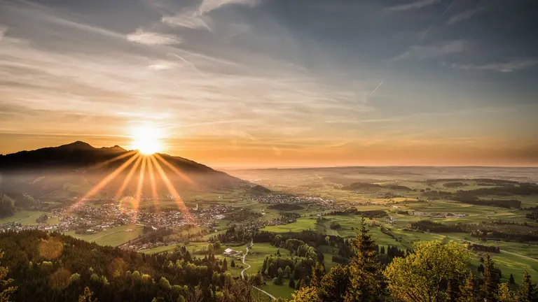Atemberaubender Panoramablick über Pfronten bei einem magischen Sonnenuntergang.