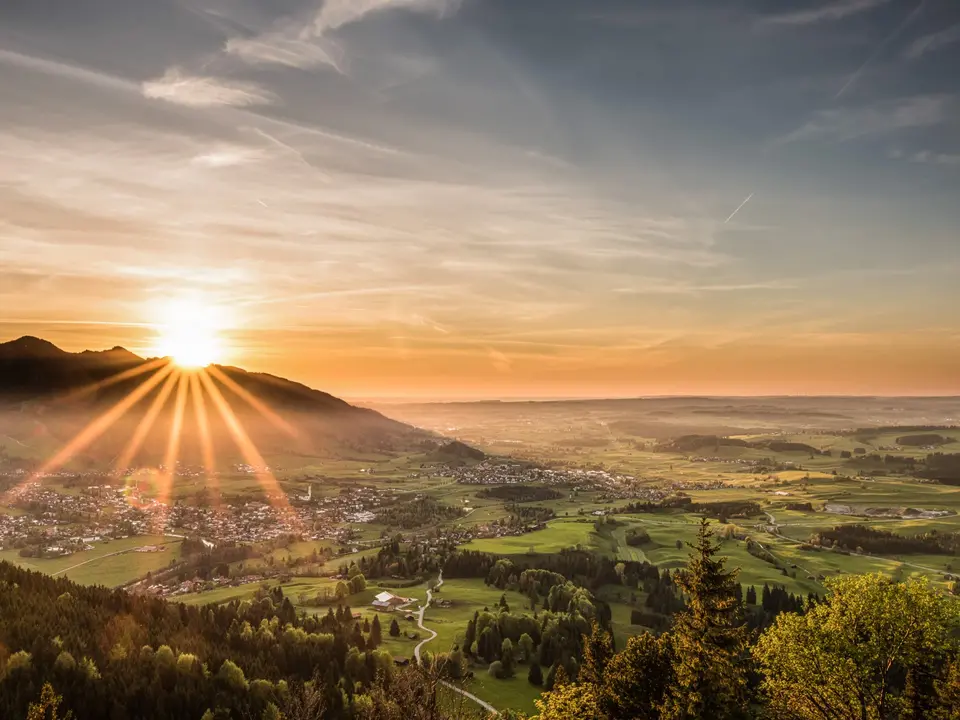 Atemberaubender Panoramablick über Pfronten bei einem magischen Sonnenuntergang.
