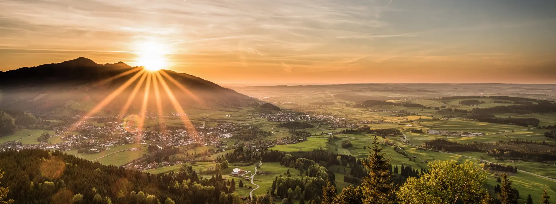 Atemberaubender Panoramablick über Pfronten bei einem magischen Sonnenuntergang.