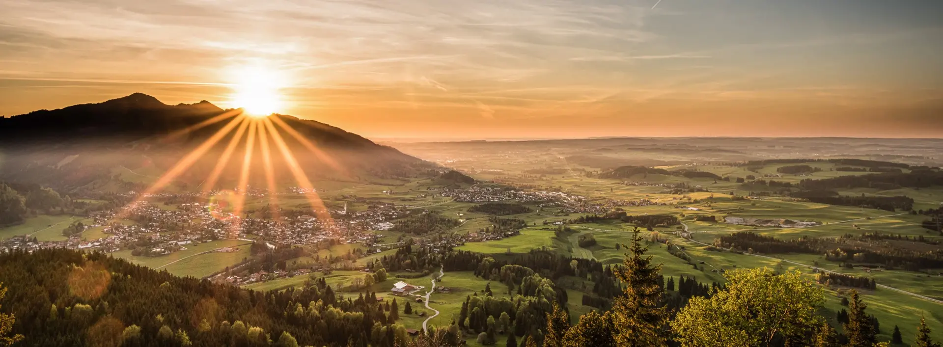 Atemberaubender Panoramablick über Pfronten bei einem magischen Sonnenuntergang.