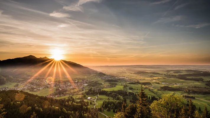 Sonnenuntergang über dem Pfrontener Tal © Christian Greither, Pfronten Tourismus Atemberaubender Panoramablick über Pfronten bei einem magischen Sonnenuntergang.