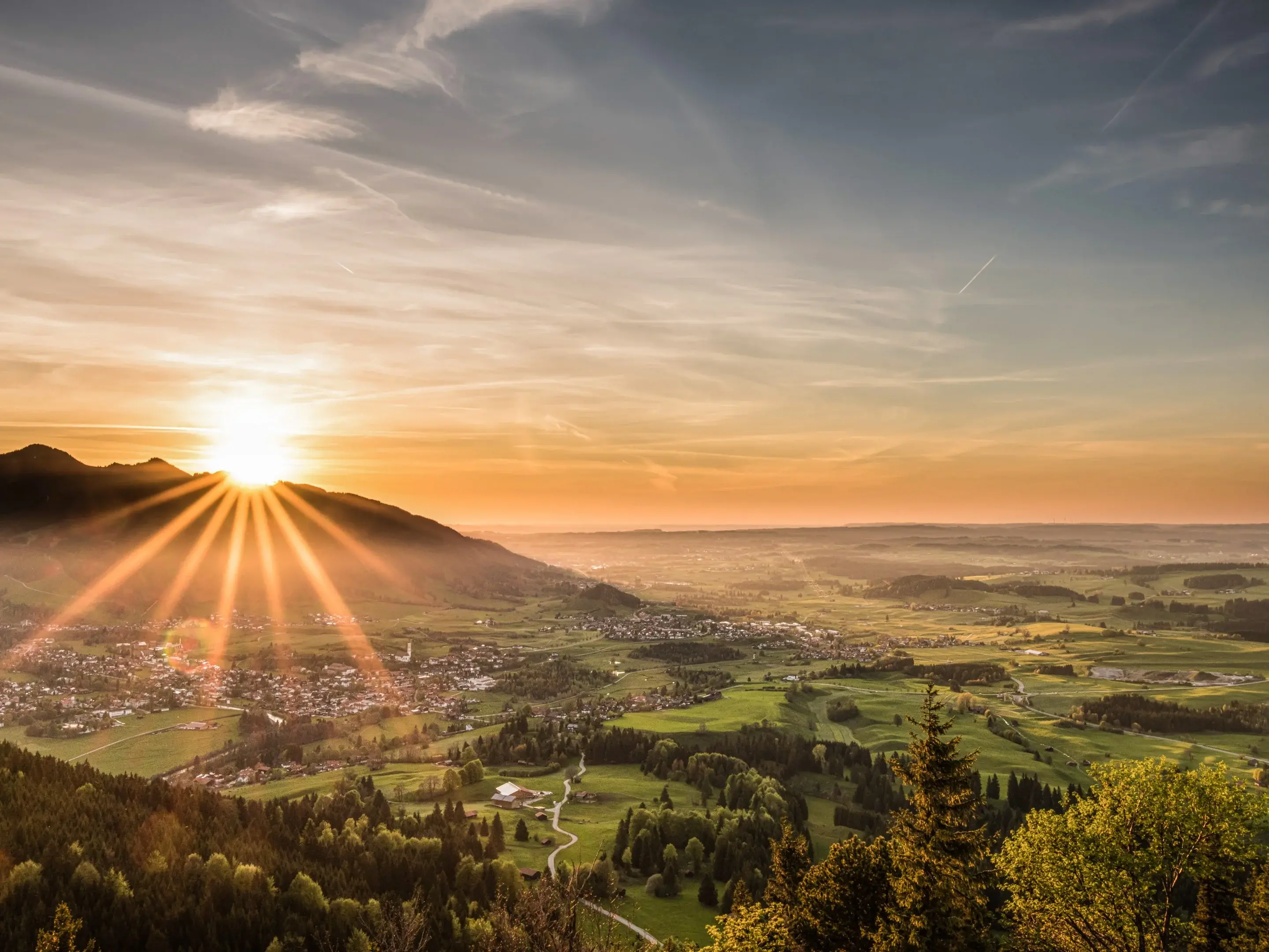 Sonnenuntergang über dem Pfrontener Tal © Christian Greither, Pfronten Tourismus Atemberaubender Panoramablick über Pfronten bei einem magischen Sonnenuntergang.