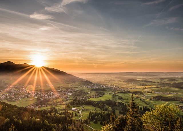 Atemberaubender Panoramablick über Pfronten bei einem magischen Sonnenuntergang.