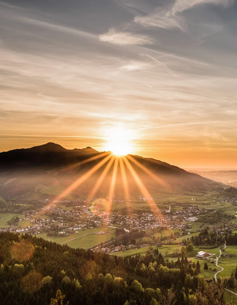 Atemberaubender Panoramablick über Pfronten bei einem magischen Sonnenuntergang.