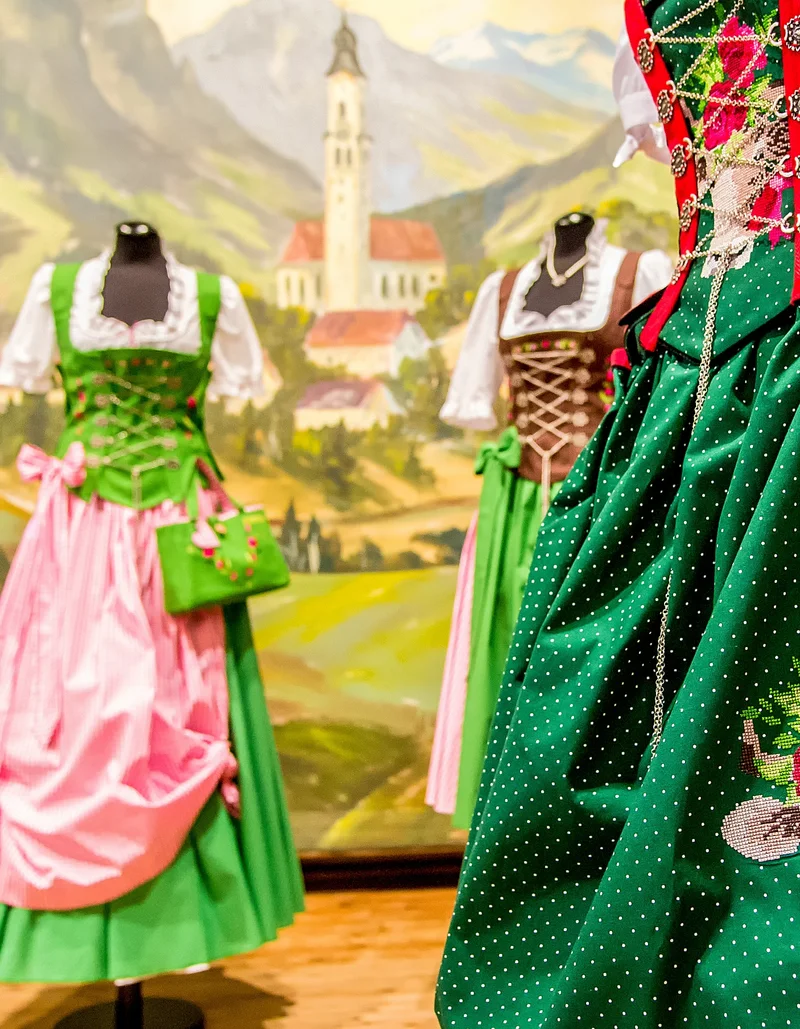 Ausstellung aufwändiger Dirndl auf dem Trachtenmarkt in Pfronten.