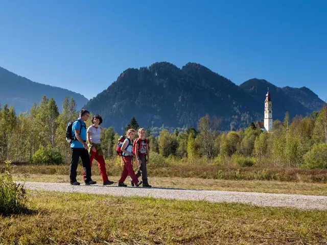 Spaziergang mit der Familie durch das Pfrontener Tal