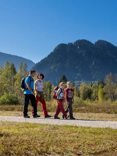 Spaziergang mit der Familie durch das Pfrontener Tal