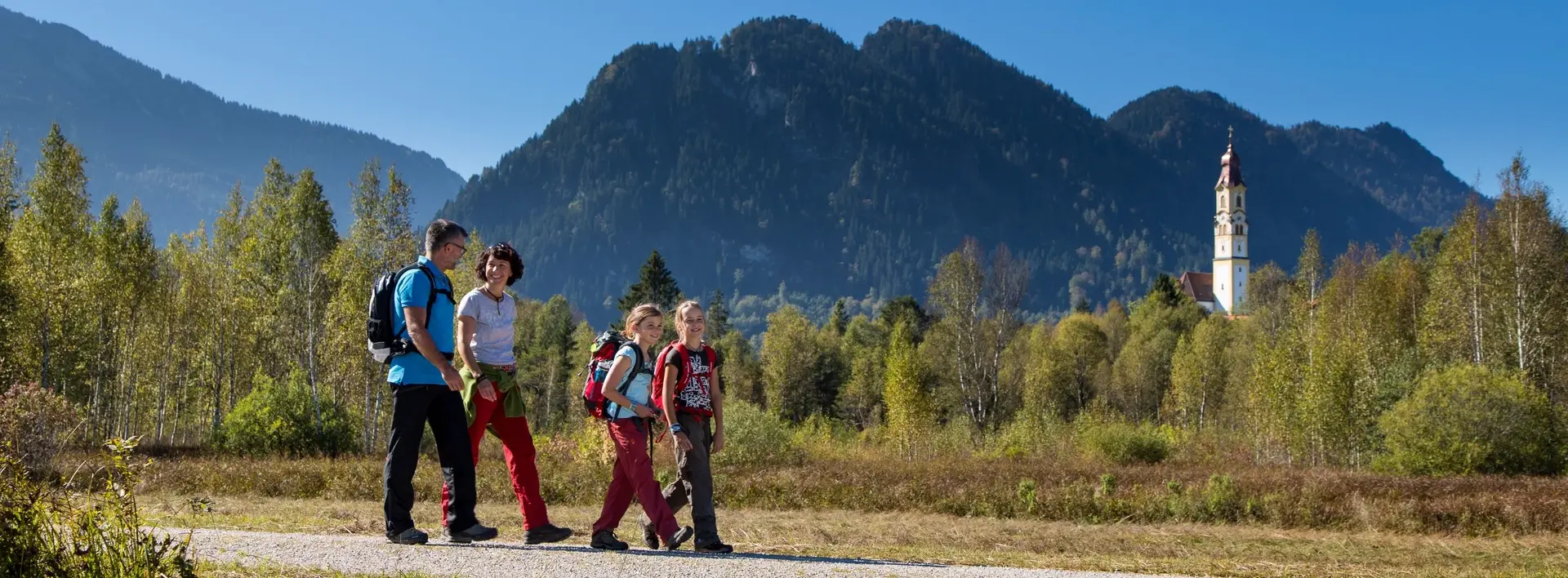 Spaziergang mit der Familie durch das Pfrontener Tal