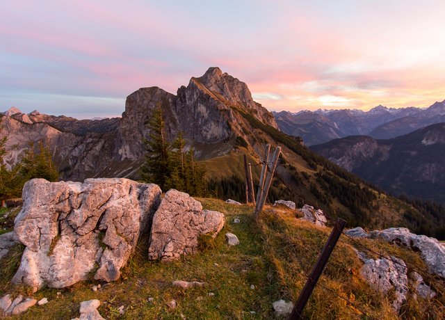 Weiter Panoramablick auf die beeindruckende Bergkulisse bei einem magischen Farbenspiel der Sonne.