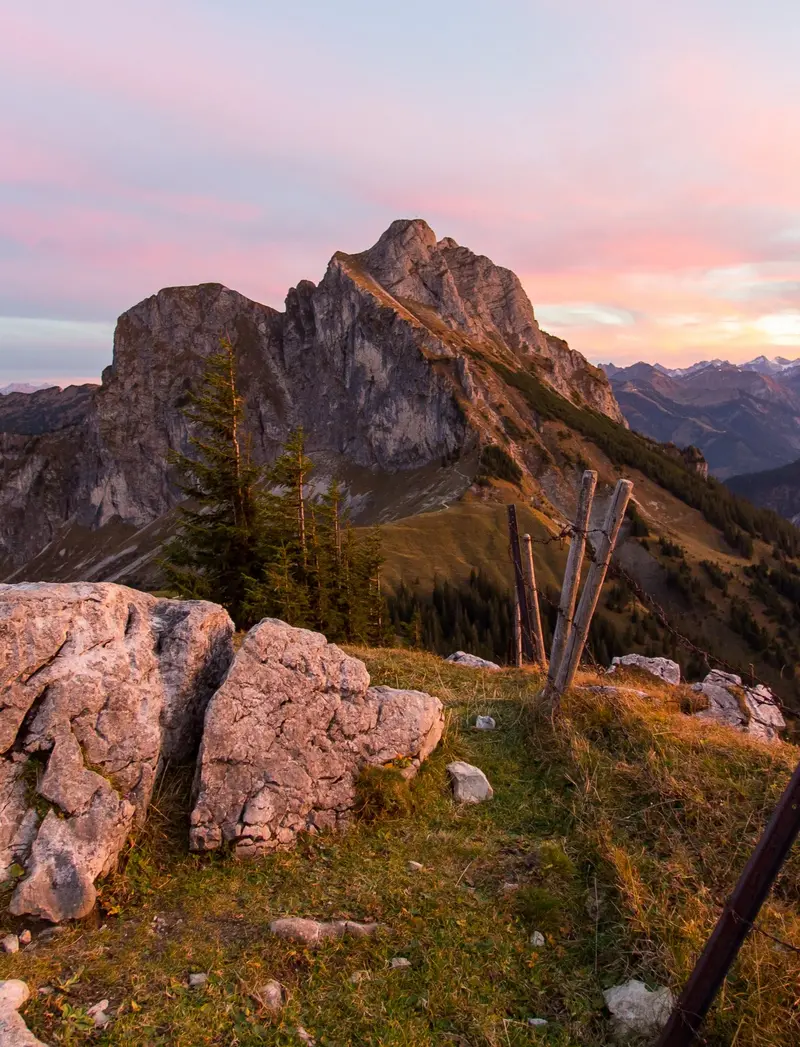 Weiter Panoramablick auf die beeindruckende Bergkulisse bei einem magischen Farbenspiel der Sonne.