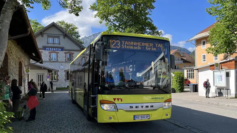 Der Tälerbus an der Haltestelle in Pfronten-Ried.