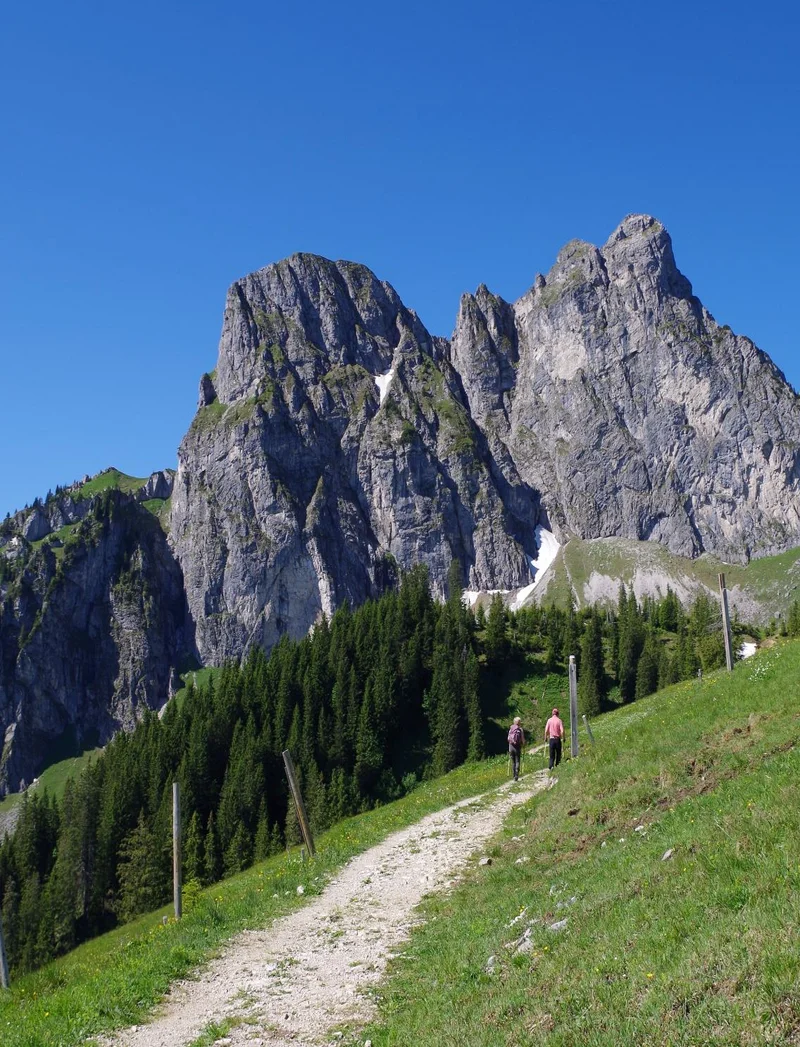 Wanderer auf einem schönen Weg in einer beeindruckenden Bergkulisse.