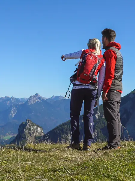 Geführte Wanderungen im Allgäu Wanderer genießen die Aussicht auf die beeindruckende Allgäuer Bergkulisse.