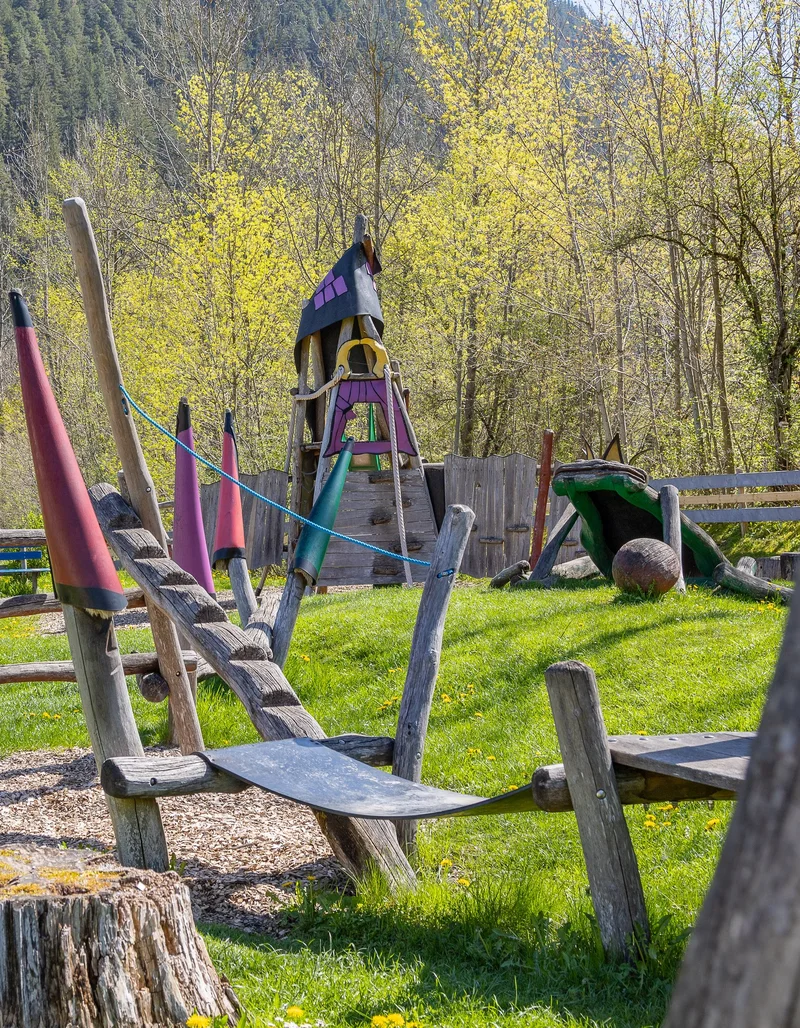Verschiedene Spielgeräte auf dem Märchenspielplatz in Pfronten.
