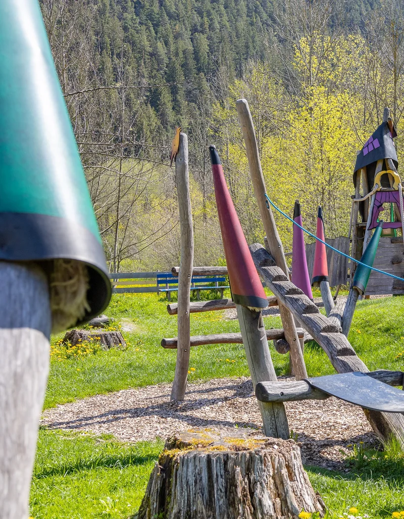 Verschiedene Spielgeräte auf dem Märchenspielplatz in Pfronten.