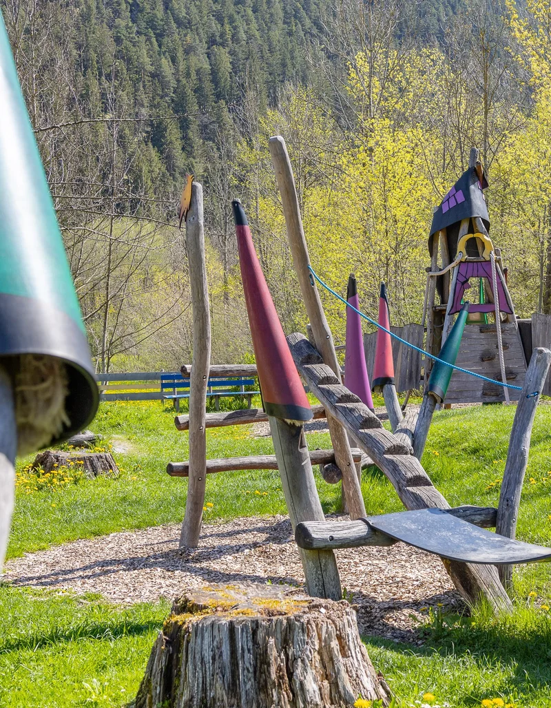 Verschiedene Spielgeräte auf dem Märchenspielplatz in Pfronten.