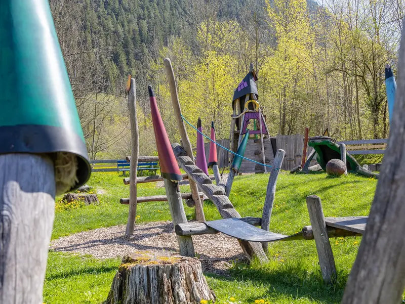 Verschiedene Spielgeräte auf dem Märchenspielplatz in Pfronten.