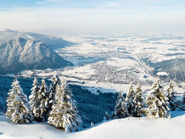 Beeindruckender Panoramablick auf das verschneite Pfrontener Tal.
